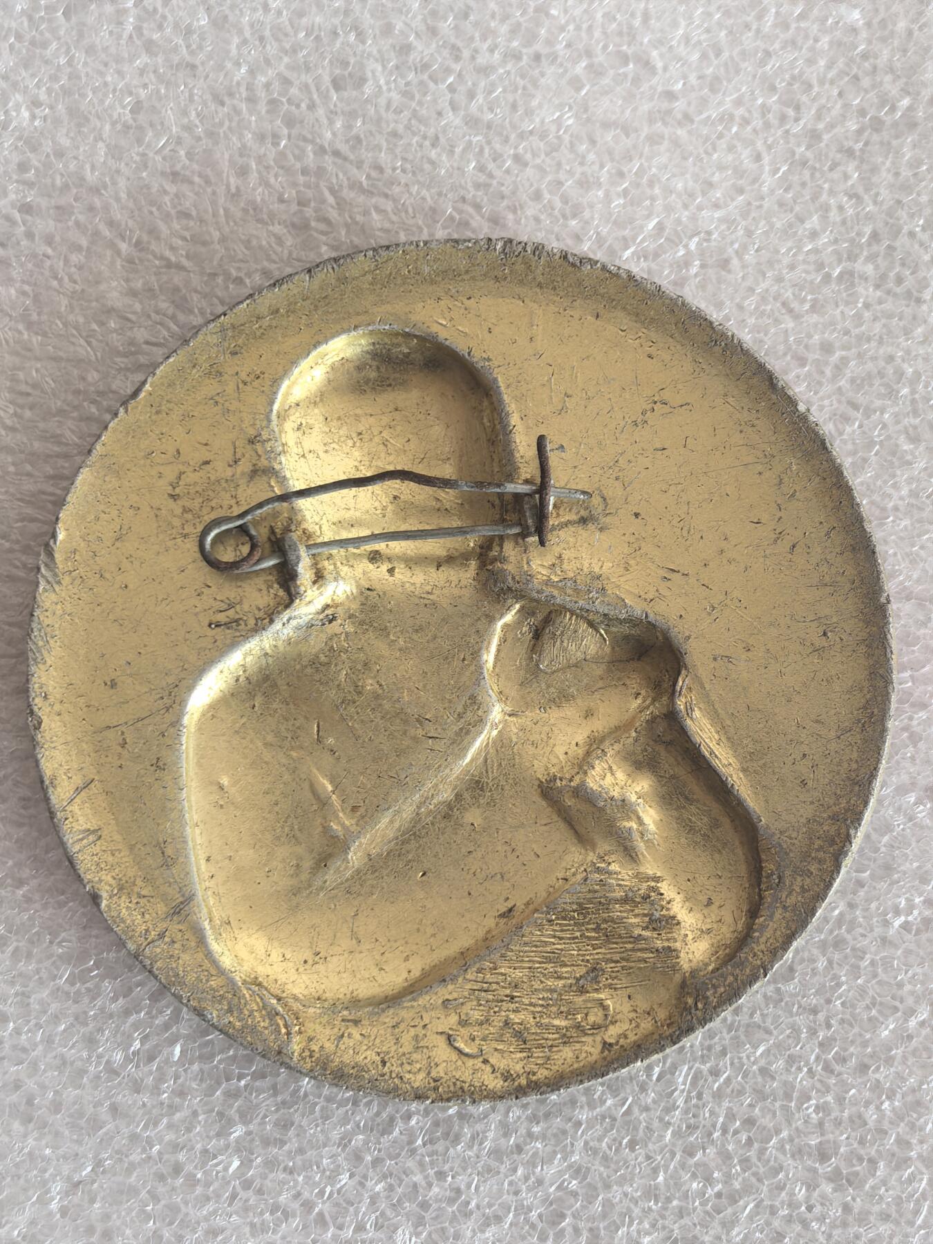 红色像章专场.包老包真.文革时期.实图拍摄.特价惠友 毛主席像章直径约60MM保真包老.编号280011.