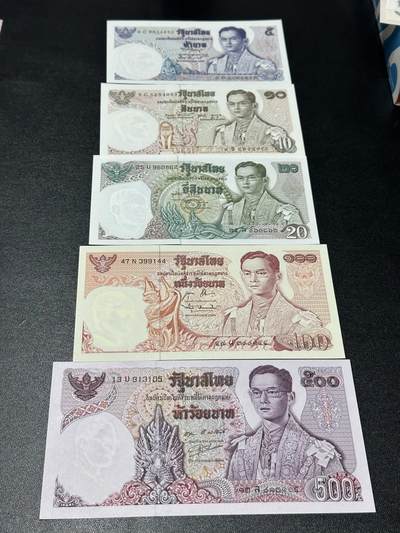 《外钞收藏家》第五百八十五期（精品场）（本平台长期征集拍品、欢迎藏友们联系合作） - 泰国5-500泰铢 五张一起  全新 有轻微潮