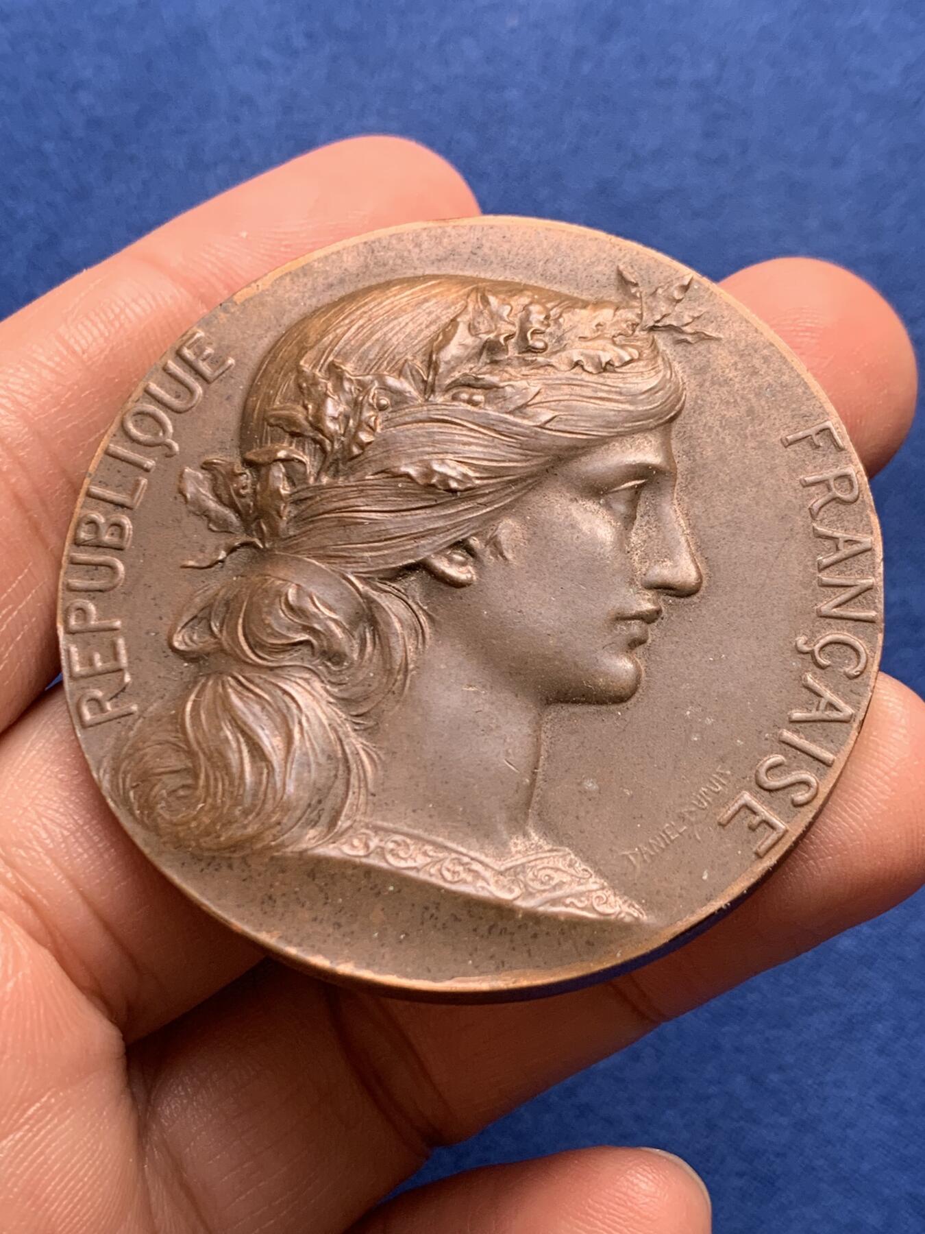 《竞宝斋》第438场 周日，周一，周二 3场连拍 （全场包邮） 法国自然生态环境保护纪念章 正面为经典的玛丽安娜头像 1971 丰饶角铜标边铭 77克 50mm