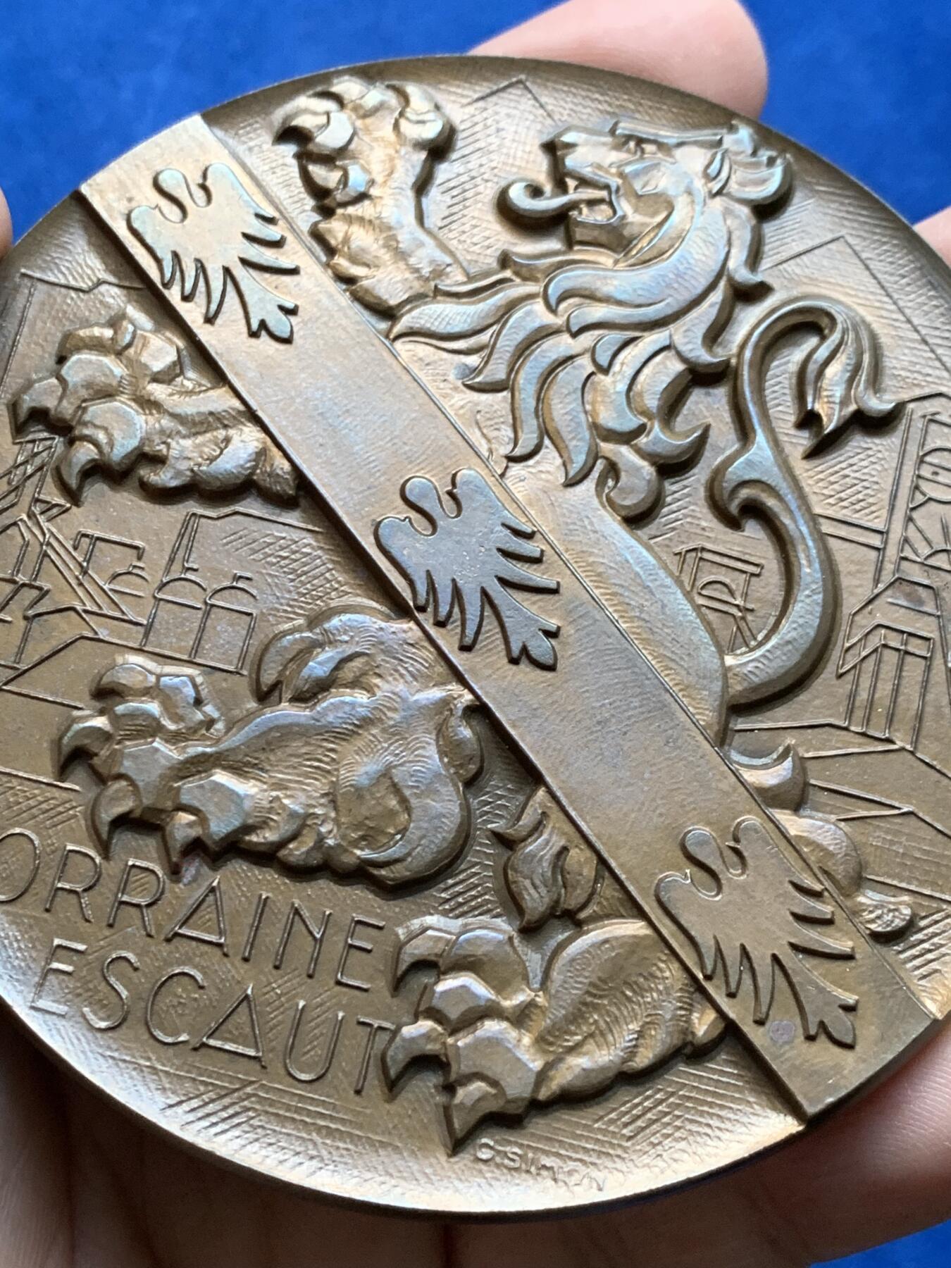 《竞宝斋》第438场 周日，周一，周二 3场连拍 （全场包邮） 法国1959年洛林斯凯尔特纪念超大铜章，正面狮子与鹰元素融合，带丰饶角边铭，尺寸巨大厚重压手，直径81mm，重量232.6g，状态极品带盒。