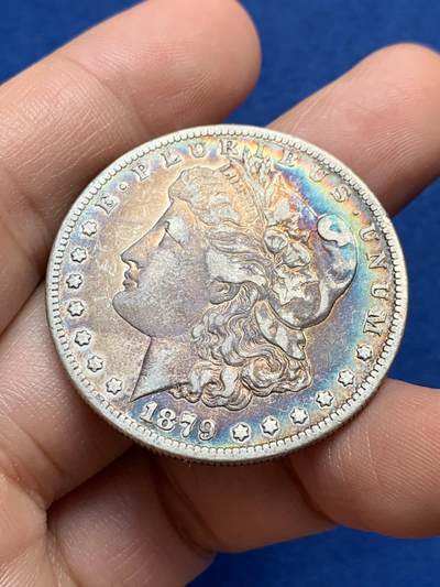 《竞宝斋》第438场 周日，周一，周二 3场连拍 （全场包邮） 美国1879年摩根银币S厂 早期年份，好彩摩根，女神面深蓝月牙彩，背面深蓝环彩，中间红褐色满彩，非常漂亮的一枚彩摩根，细节见图。