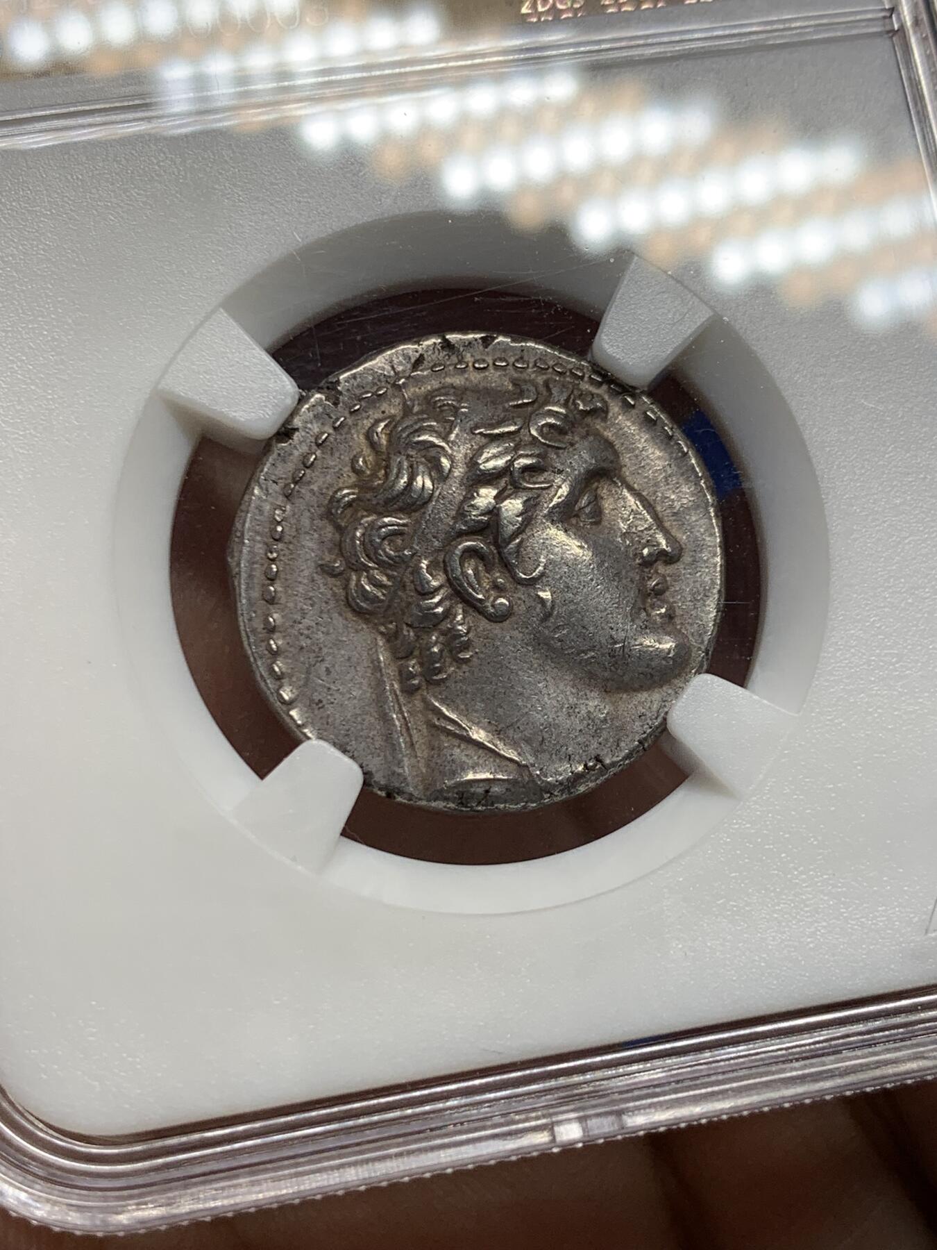 《竞宝斋》第438场 周日，周一，周二 3场连拍 （全场包邮） ZDGS CHXF 古希腊塞琉古帝国 亚历山大巴拉斯 四德大银币  这个国王的外拍价格极高，这枚还是稀少的推罗造币厂，模仿托勒密样式，底板光泽和打制细节极佳