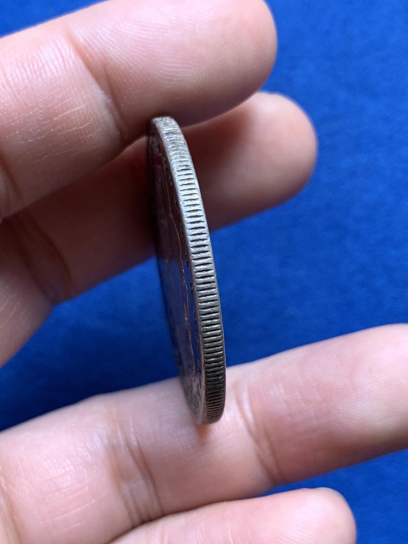 《竞宝斋》第438场 周日，周一，周二 3场连拍 （全场包邮） 美国1879年摩根银币S厂 早期年份，好彩摩根，女神面深蓝月牙彩，背面深蓝环彩，中间红褐色满彩，非常漂亮的一枚彩摩根，细节见图。