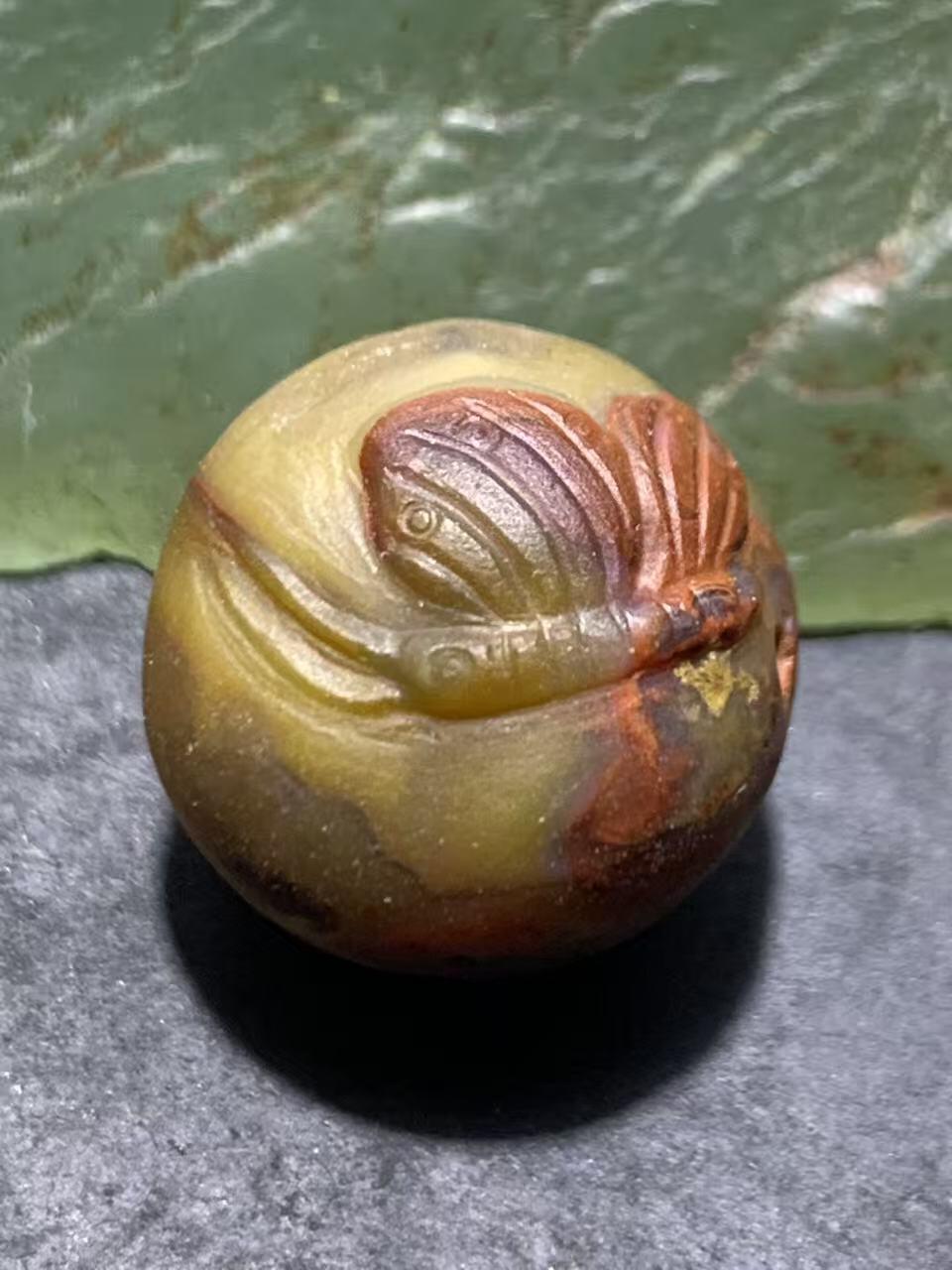 精美亚光草花纹战国红玛瑙手工雕刻蝶恋花随形珠一颗！