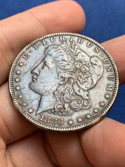 《竞宝斋》第438场 周日，周一，周二 3场连拍 （全场包邮） 美国1883年摩根1美元银币 整体老黑包浆，高点保存不错，值得把玩。边有处理痕迹，细节见图。