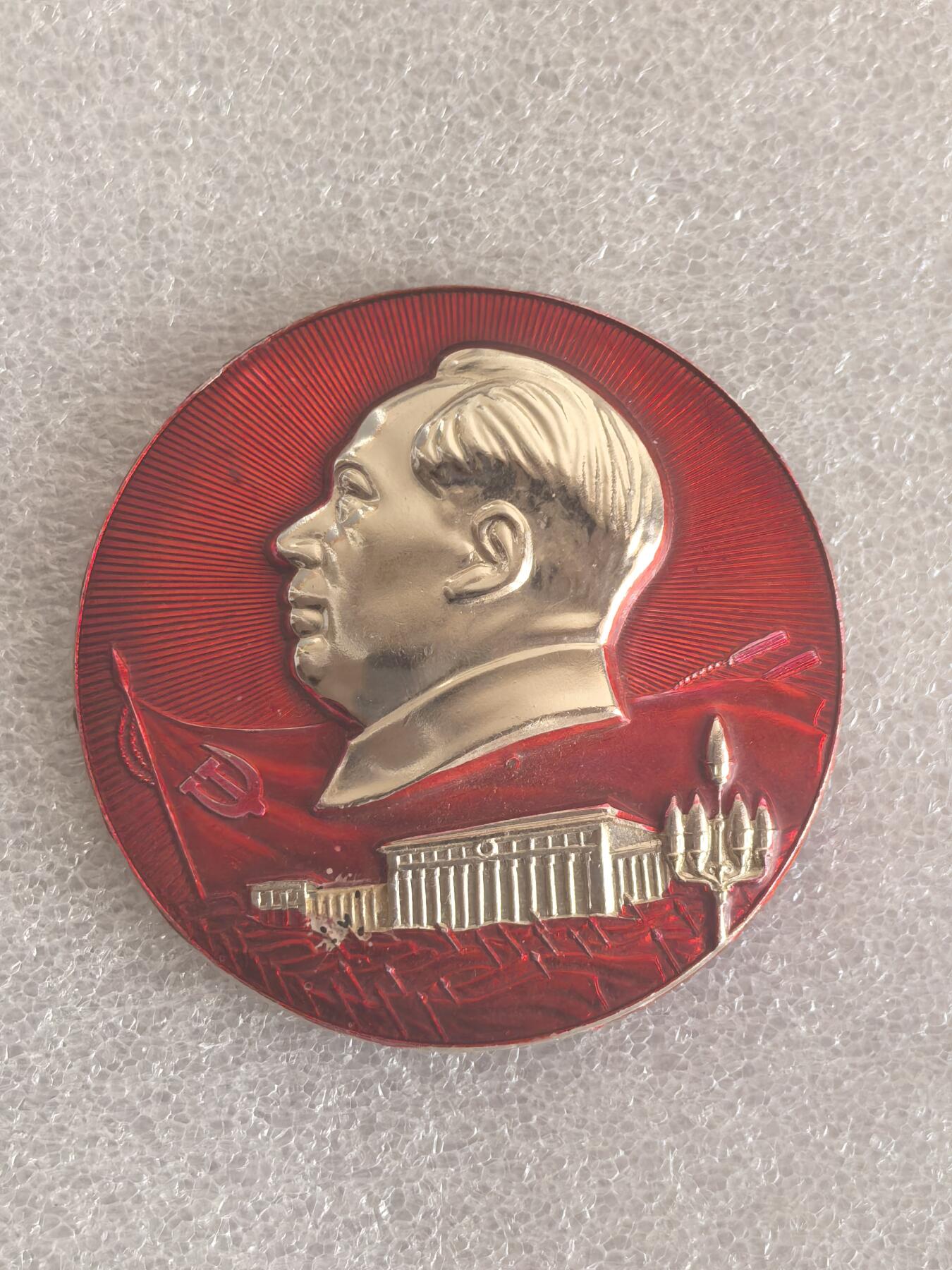 红色像章专场.包老包真.文革时期.实图拍摄.特价惠友 毛主席像章直径约60MM保真包老..编号280028