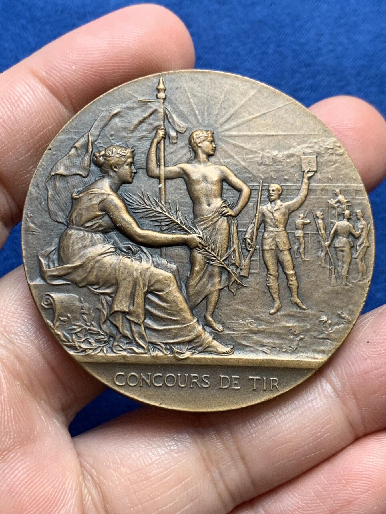 《竞宝斋》第438场 周日，周一，周二 3场连拍 （全场包邮） 法国射击比赛纪念章 丰饶角铜标边铭 67.7克 50.2mm