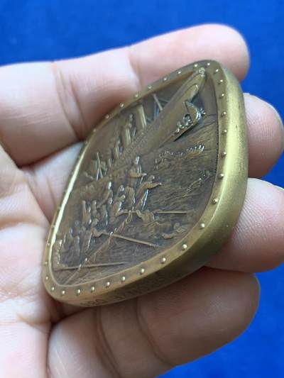 《竞宝斋》第438场 周日，周一，周二 3场连拍 （全场包邮） 1998年美国犹太名人堂系列章牌之伊西多•施特劳斯夫妇和大卫•萨尔诺夫，铜章铸造450枚。伊西多·斯特劳斯于1845年出生于巴伐利亚州，9岁时来到美国，先是住在佐治亚州，然后住在纽约市。1873年，伊西多和他的兄弟内森开始在梅西百货出售玻璃器皿和瓷器。到1896年，这家企业非常成功，Strauses买下了整个商店。伊西多·斯特劳斯是格罗弗·克利夫兰总统值得信赖的顾问，他曾在国会短暂任职。