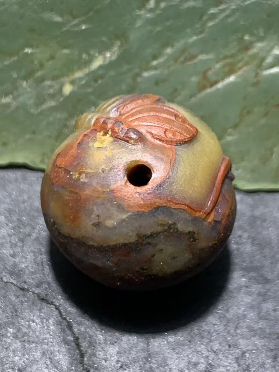 精美亚光草花纹战国红玛瑙手工雕刻蝶恋花随形珠一颗！