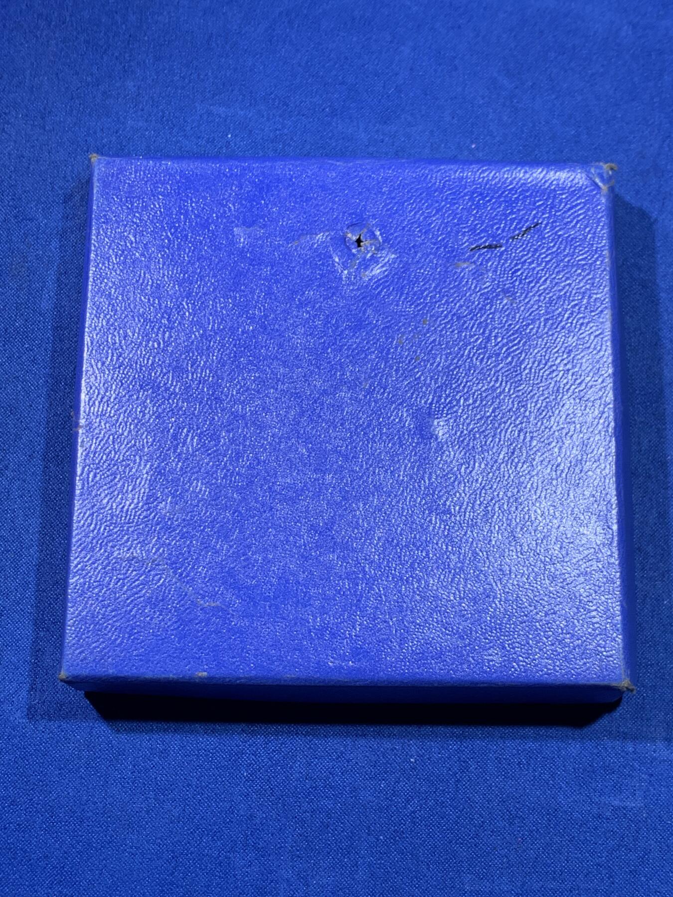 《竞宝斋》第438场 周日，周一，周二 3场连拍 （全场包邮） 1978年法国异形铜章，最宽处约95.7mm，重443克。边铭：1978丰饶角cuivre ，盒装，法国景观，双面高浮雕，非常有创意的设计，正反面是巴黎的著名建筑，重要时间点。背面巴黎市徽上，城市格言'Fluctuat nec mergitur' 源自拉丁语，字面意思是“被浪击打但不沉没”。