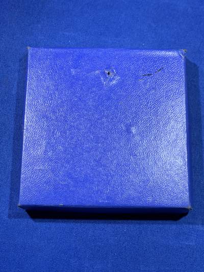 《竞宝斋》第438场 周日，周一，周二 3场连拍 （全场包邮） 1978年法国异形铜章，最宽处约95.7mm，重443克。边铭：1978丰饶角cuivre ，盒装，法国景观，双面高浮雕，非常有创意的设计，正反面是巴黎的著名建筑，重要时间点。背面巴黎市徽上，城市格言'Fluctuat nec mergitur' 源自拉丁语，字面意思是“被浪击打但不沉没”。