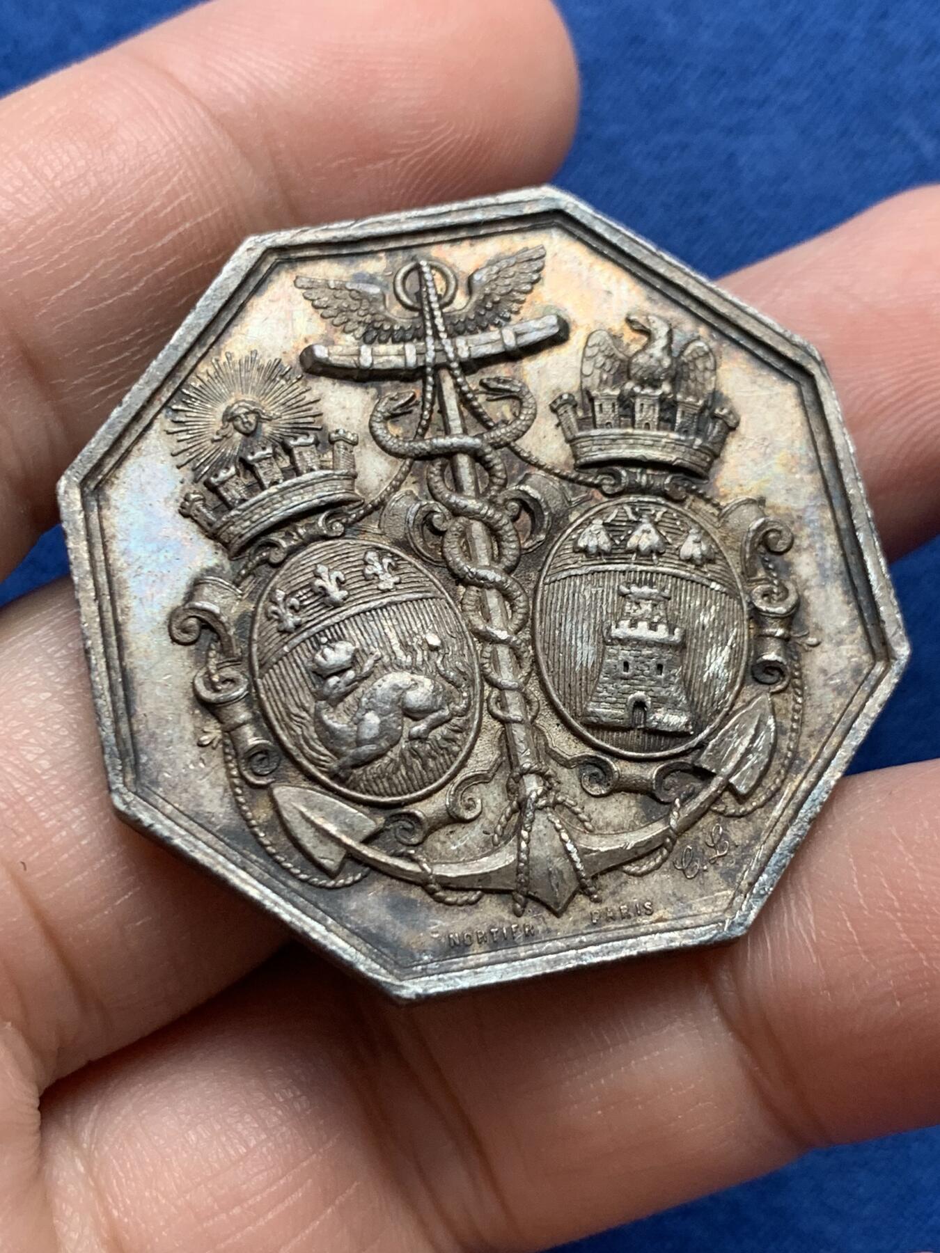 《竞宝斋》第438场 周日，周一，周二 3场连拍 （全场包邮） 1862年法国巴黎蒸汽船公司在诺曼底港口的银质通行证 正面是勒阿弗尔和翁夫勒的徽章 1882年使用 25.6克 37.6mm 蜜蜂银标