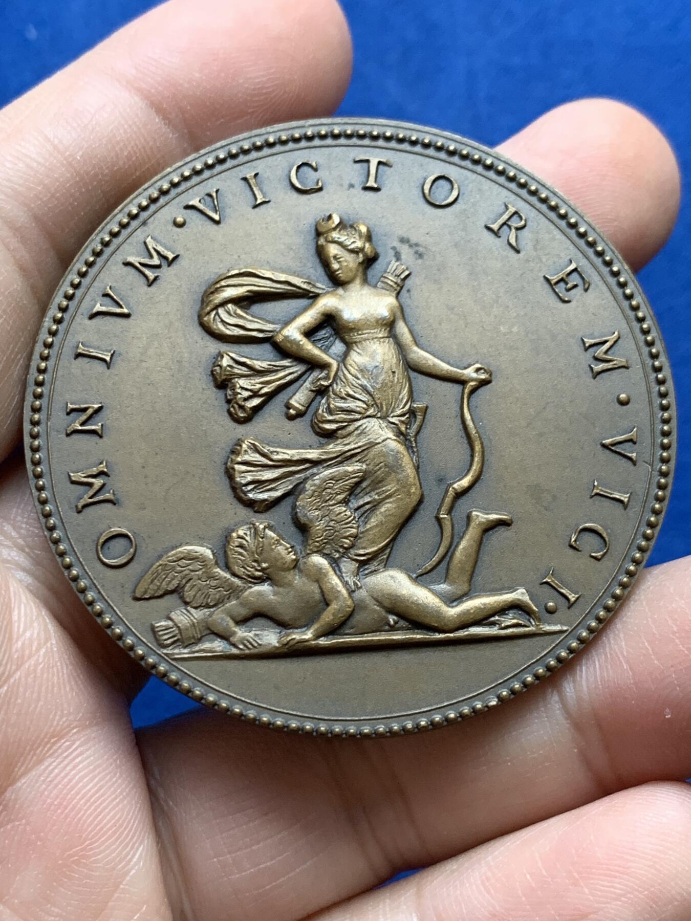 《竞宝斋》第438场 周日，周一，周二 3场连拍 （全场包邮） 法国16世纪瓦伦蒂诺公爵夫人戴安娜纪念大铜章，背面拉丁文翻译为“不是以武力战胜了胜利者”。带BRONZE边铭，20世纪初后铸，直径52.4mm，重量58.5g。