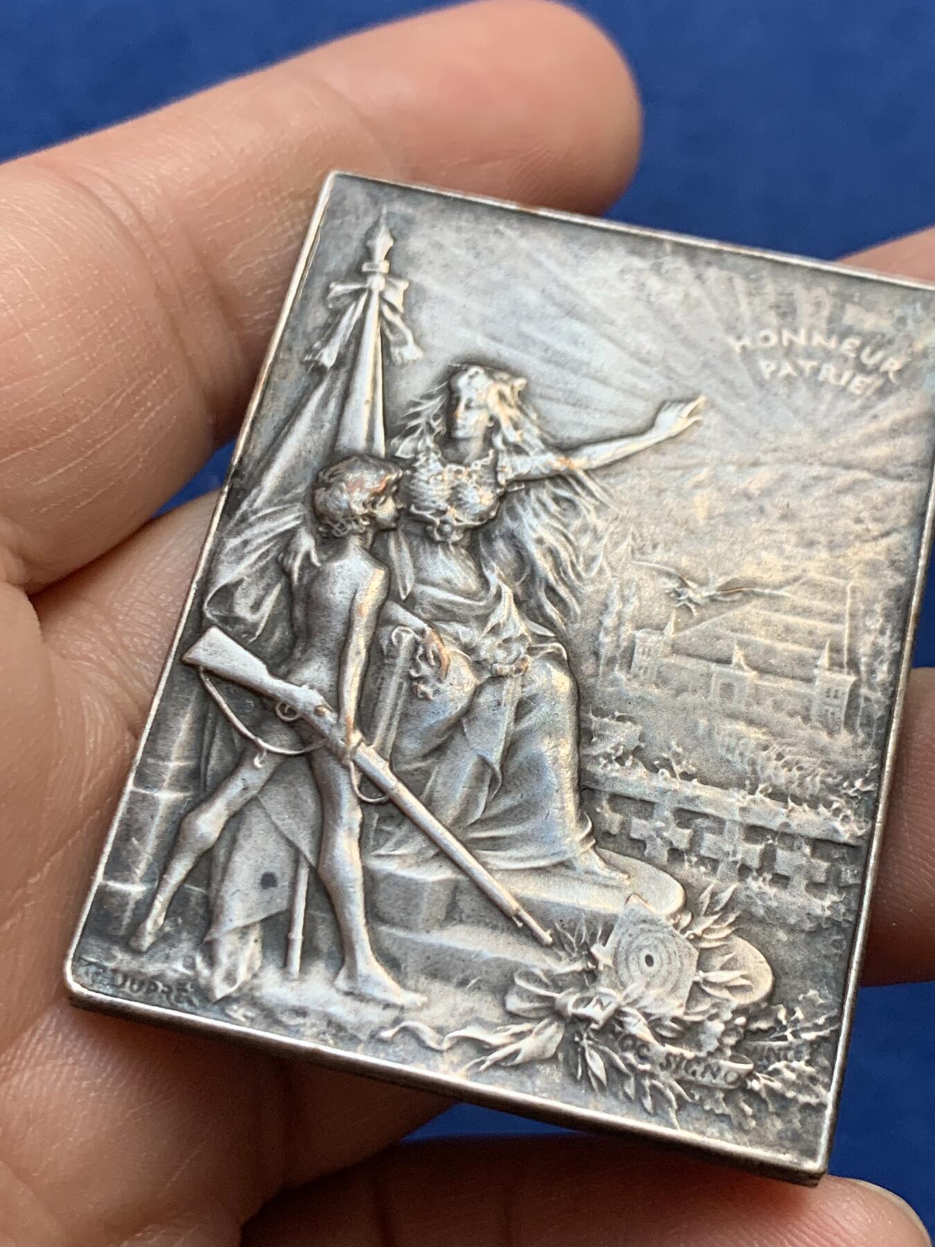 《竞宝斋》第438场 周日，周一，周二 3场连拍 （全场包邮） 名家名作 法国国家射击联盟纪念镀银方章 38.3克 38.2*50.7mm 丰饶角铜标