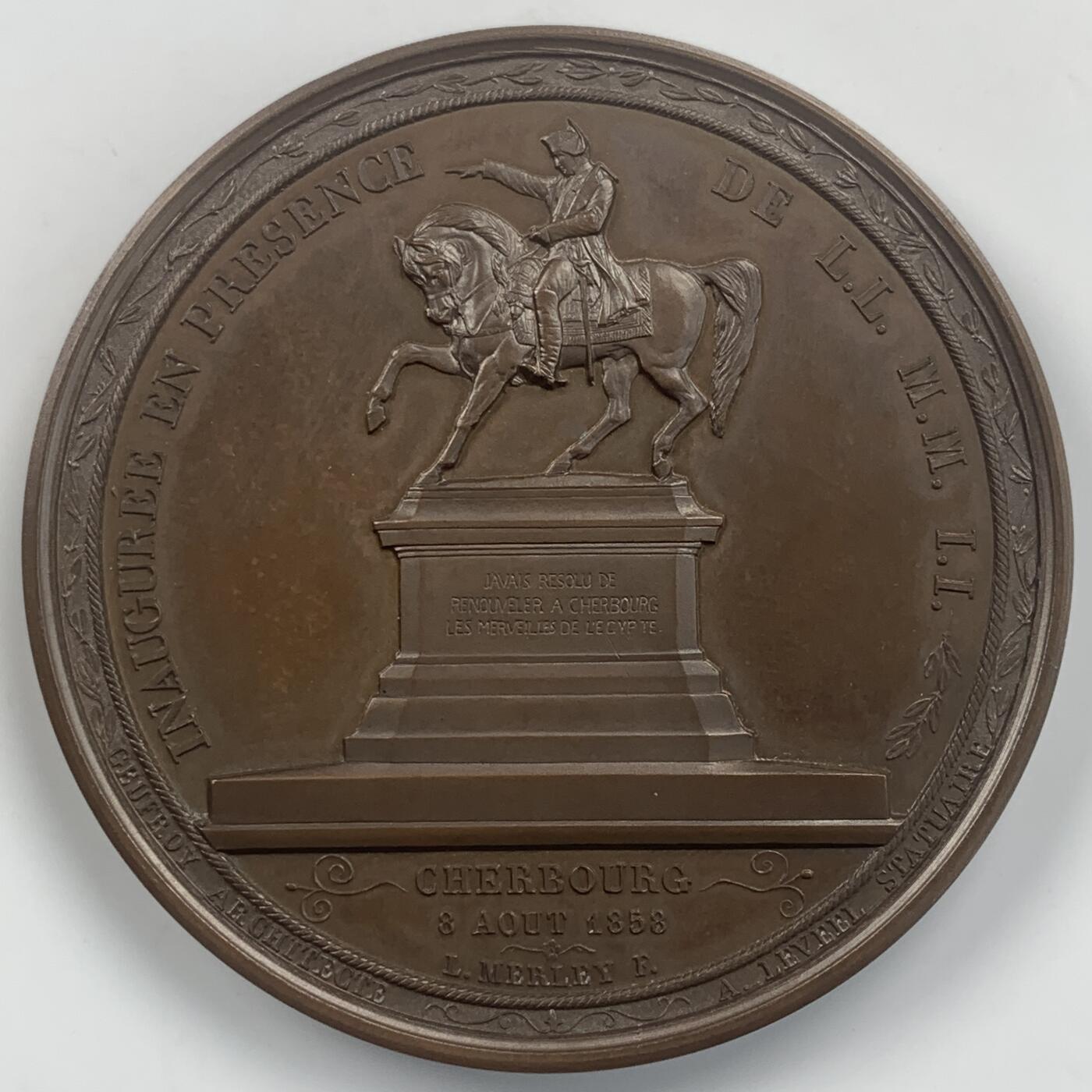 掌中浮雕-藏着的欧洲第042场 1858年拿破仑一世骑马雕像在瑟堡落成铜章 ，59.55 mm，手指边铭，原盒