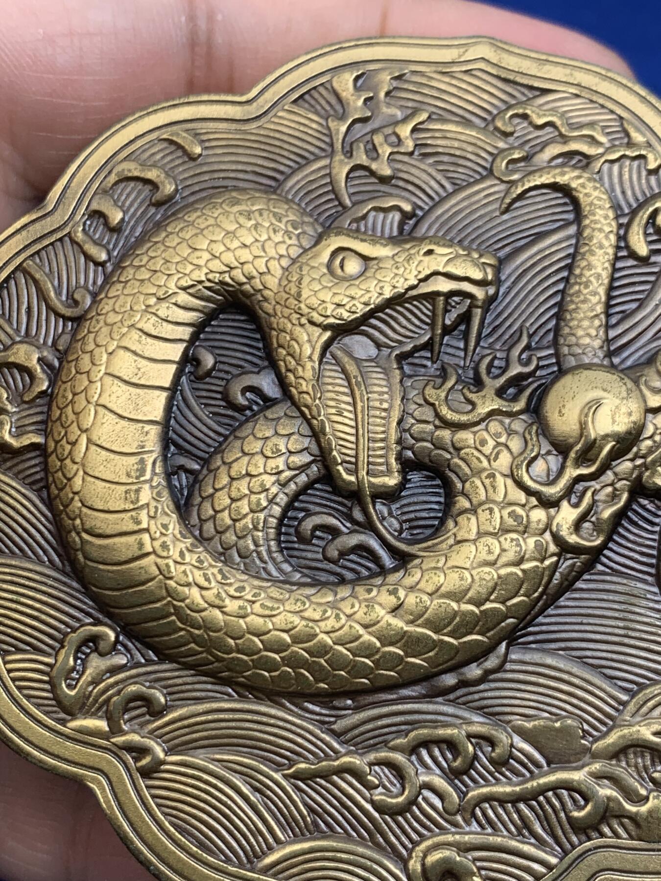 《竞宝斋》第438场 周日，周一，周二 3场连拍 （全场包邮） 上海金菩发行蛇年异形高浮雕铜章，铜章正面图案为“灵蛇献珠”及吉祥纹饰，背面为隋珠并铭刻“灵蛇献珠”字样。隋珠原比喻为无价之宝，直径很大，最宽处约有89.7MM，重412.6克，有厚实的金属盒装，带证书。