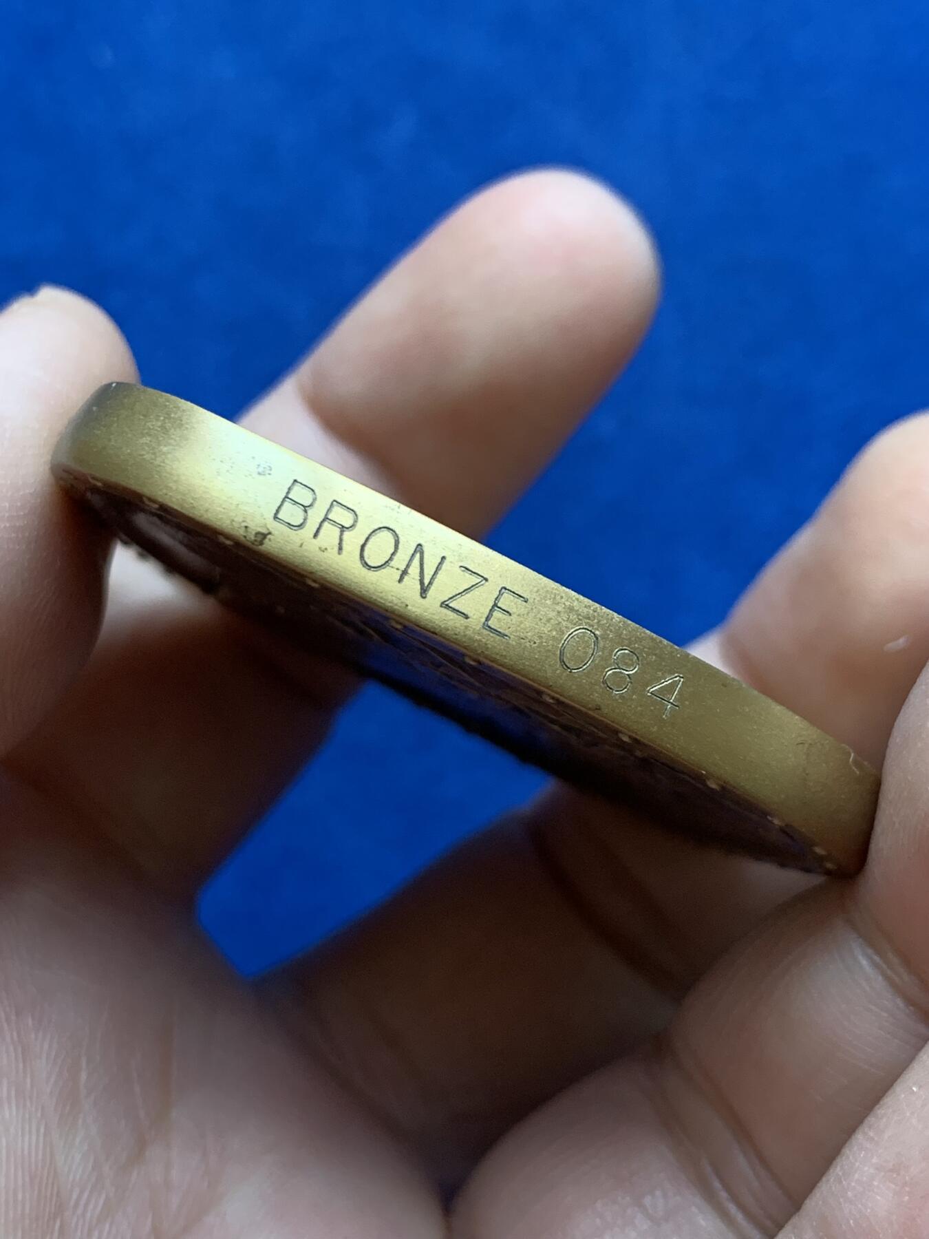 《竞宝斋》第438场 周日，周一，周二 3场连拍 （全场包邮） 1998年美国犹太名人堂系列章牌之伊西多•施特劳斯夫妇和大卫•萨尔诺夫，铜章铸造450枚。伊西多·斯特劳斯于1845年出生于巴伐利亚州，9岁时来到美国，先是住在佐治亚州，然后住在纽约市。1873年，伊西多和他的兄弟内森开始在梅西百货出售玻璃器皿和瓷器。到1896年，这家企业非常成功，Strauses买下了整个商店。伊西多·斯特劳斯是格罗弗·克利夫兰总统值得信赖的顾问，他曾在国会短暂任职。