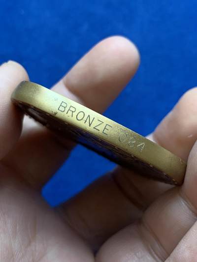 《竞宝斋》第438场 周日，周一，周二 3场连拍 （全场包邮） 1998年美国犹太名人堂系列章牌之伊西多•施特劳斯夫妇和大卫•萨尔诺夫，铜章铸造450枚。伊西多·斯特劳斯于1845年出生于巴伐利亚州，9岁时来到美国，先是住在佐治亚州，然后住在纽约市。1873年，伊西多和他的兄弟内森开始在梅西百货出售玻璃器皿和瓷器。到1896年，这家企业非常成功，Strauses买下了整个商店。伊西多·斯特劳斯是格罗弗·克利夫兰总统值得信赖的顾问，他曾在国会短暂任职。