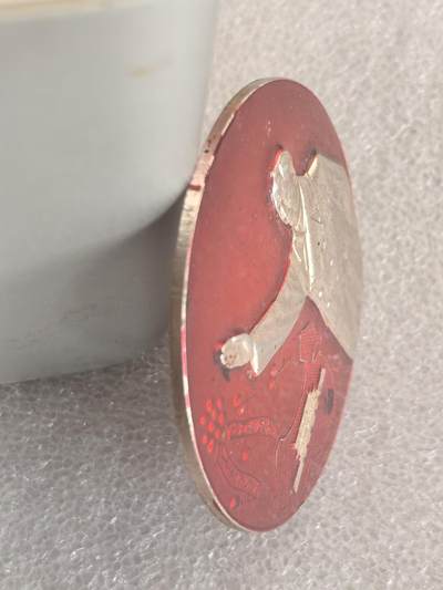 综合藏品场.喜欢出价就得！无套路无托.诚信惠友交友！自动快拍. 毛主席像章直径约50MM保真包老.编号280021.