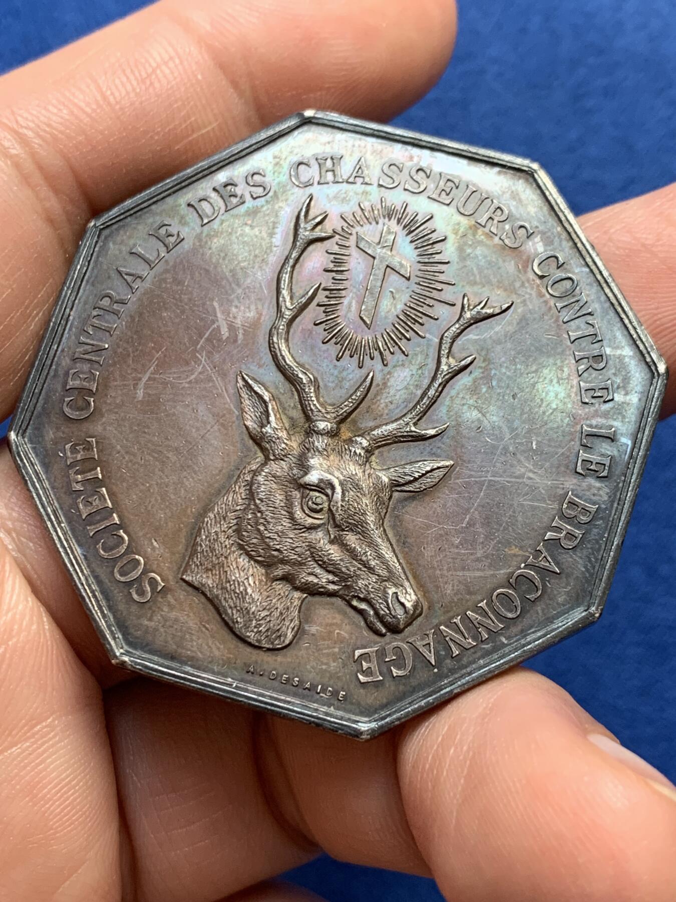 《竞宝斋》第438场 周日，周一，周二 3场连拍 （全场包邮） 法国反盗猎八角银章 大尺寸46mm 38.8g 少见大版鹿头八角，包浆醇厚，镜面光泽