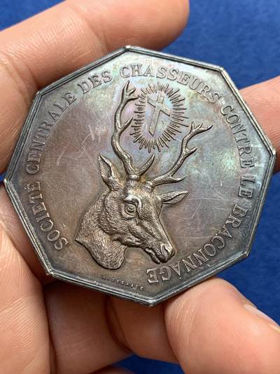 《竞宝斋》第438场 周日，周一，周二 3场连拍 （全场包邮） 法国反盗猎八角银章 大尺寸46mm 38.8g 少见大版鹿头八角，包浆醇厚，镜面光泽