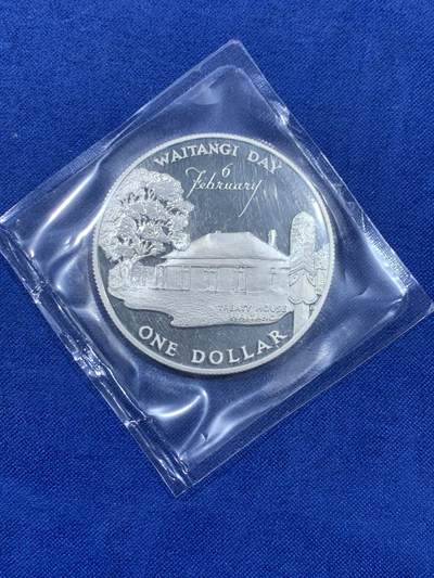 《竞宝斋》第438场 周日，周一，周二 3场连拍 （全场包邮） 新西兰1977年伊丽莎白二世精制一元银币，女王在位25周年银禧纪念，盒装，塑封。