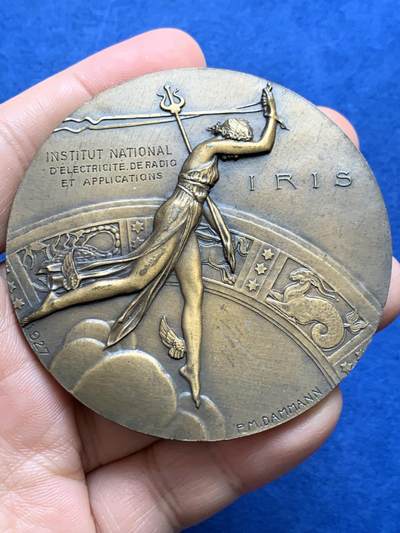 《竞宝斋》第438场 周日，周一，周二 3场连拍 （全场包邮） - 名家DAMMANN作 1927年法国无线电报协会纪念大铜章 原铸  法国新艺术运动时期勋章艺术集珍 章牌编号：DAMMANN-1927-TSF   意象隐喻：彩虹女神伊里斯在希腊神话中司掌通信，其足踝双翼象征无远弗届的无线电波，科技符号：背面六边形天线网格暗合当时最先进的六角形蜂窝状信号塔设计，宇宙观表达：黄道带与星空的组合，暗示无线电技术突破时空界限的哲学意义。134.5克，67.5mm，丰饶角