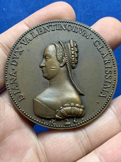 《竞宝斋》第438场 周日，周一，周二 3场连拍 （全场包邮） 法国16世纪瓦伦蒂诺公爵夫人戴安娜纪念大铜章，背面拉丁文翻译为“不是以武力战胜了胜利者”。带BRONZE边铭，20世纪初后铸，直径52.4mm，重量58.5g。