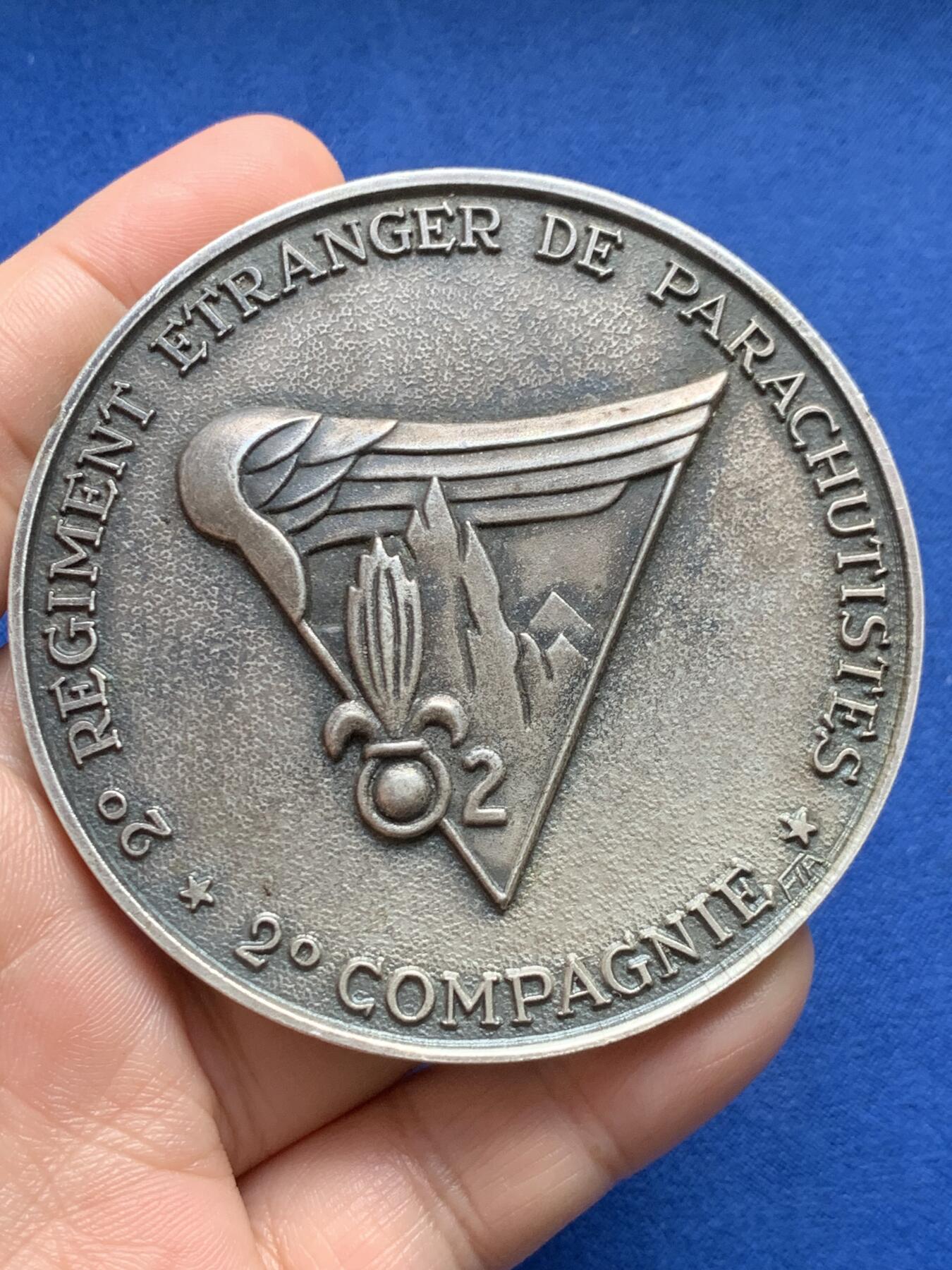 《竞宝斋》第438场 周日，周一，周二 3场连拍 （全场包邮） 法国空军第2伞降团第2连镀银大铜章，少见背刻实名+带边铭，尺寸巨大厚重，直径72.8mm，重量156.1g。