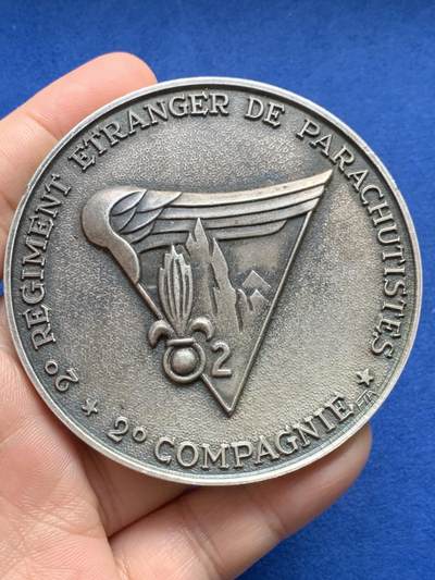 《竞宝斋》第438场 周日，周一，周二 3场连拍 （全场包邮） - 法国空军第2伞降团第2连镀银大铜章，少见背刻实名+带边铭，尺寸巨大厚重，直径72.8mm，重量156.1g。