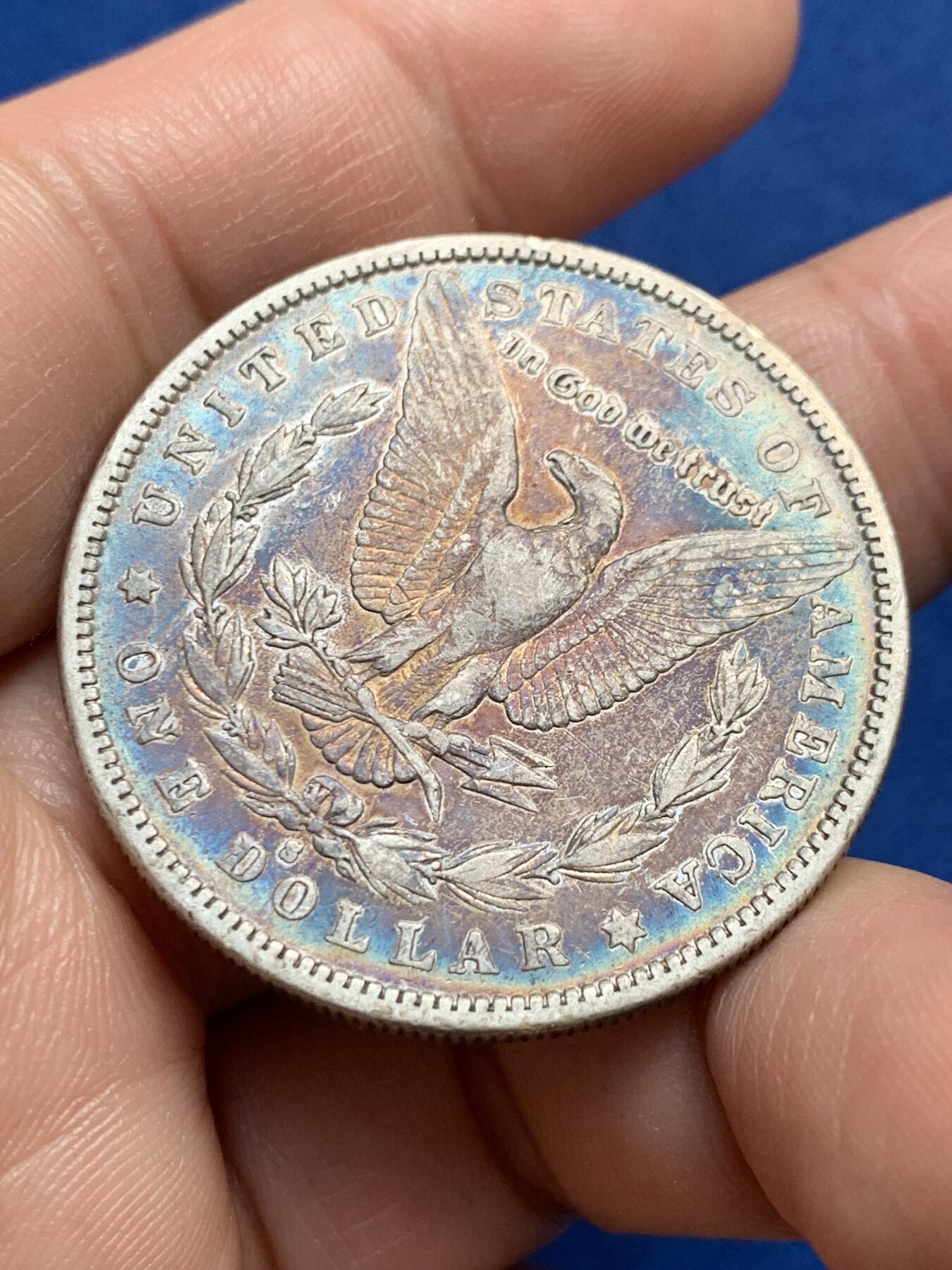 《竞宝斋》第438场 周日，周一，周二 3场连拍 （全场包邮） 美国1879年摩根银币S厂 早期年份，好彩摩根，女神面深蓝月牙彩，背面深蓝环彩，中间红褐色满彩，非常漂亮的一枚彩摩根，细节见图。