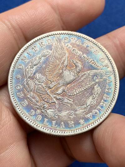 《竞宝斋》第438场 周日，周一，周二 3场连拍 （全场包邮） 美国1879年摩根银币S厂 早期年份，好彩摩根，女神面深蓝月牙彩，背面深蓝环彩，中间红褐色满彩，非常漂亮的一枚彩摩根，细节见图。