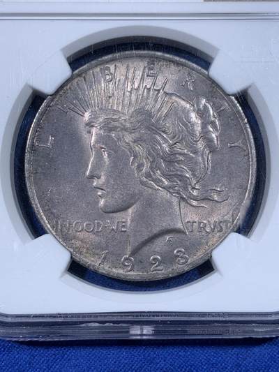 《竞宝斋》第438场 周日，周一，周二 3场连拍 （全场包邮） NGC MS62 美国1923年和平银币 两面均匀的灰彩，和平银币铸造过程中添加了抑制氧化的材料，所以和平带彩的非常少 非常难得，因此也比白币贵许多