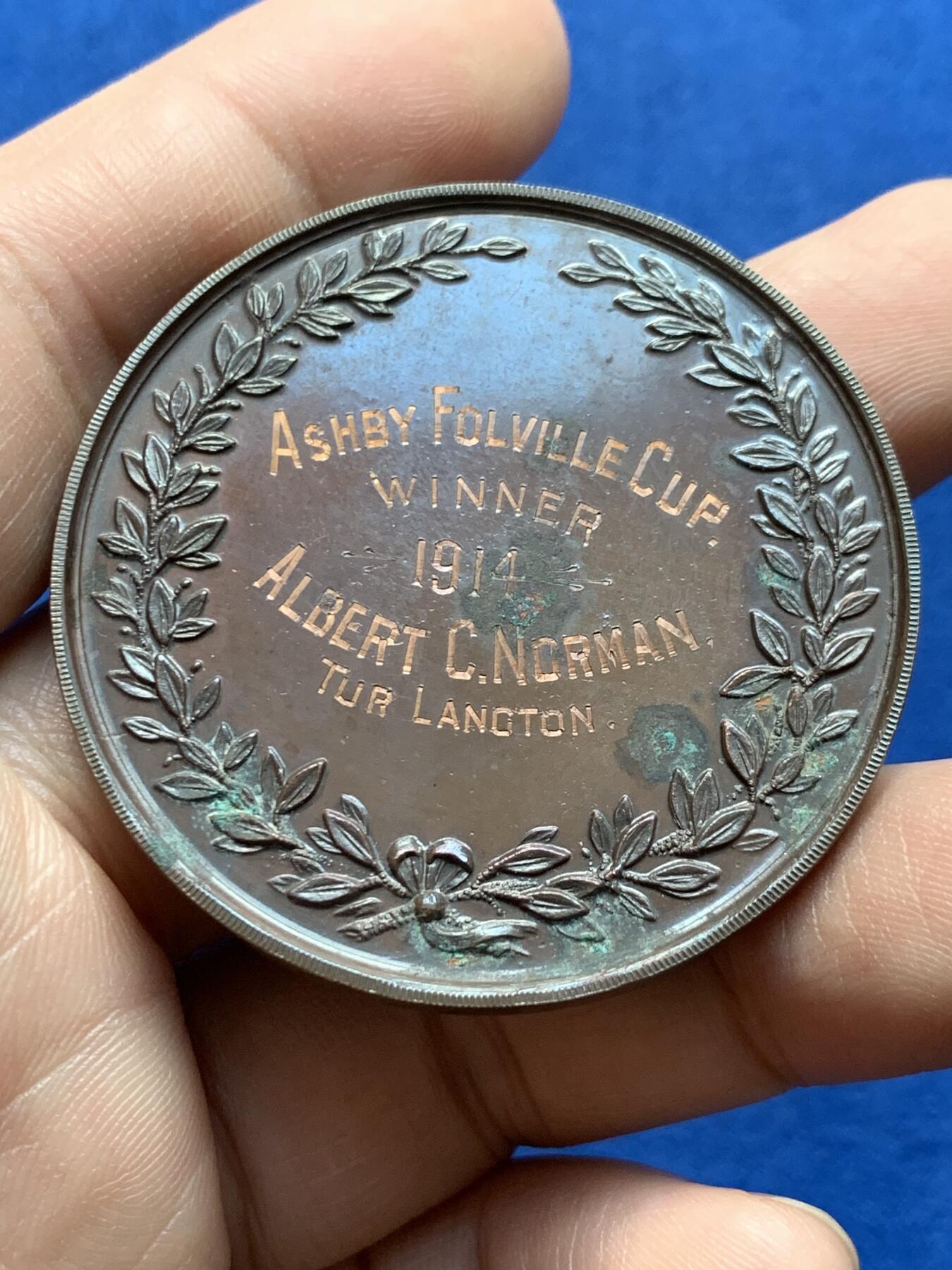 《竞宝斋》第438场 周日，周一，周二 3场连拍 （全场包邮） 英国兰开斯特郡农业协会1914年铜制奖章，盒装，颁发给阿什比-福尔维尔杯的赢家Albert C. Nornman。33.75克，47.2mm。