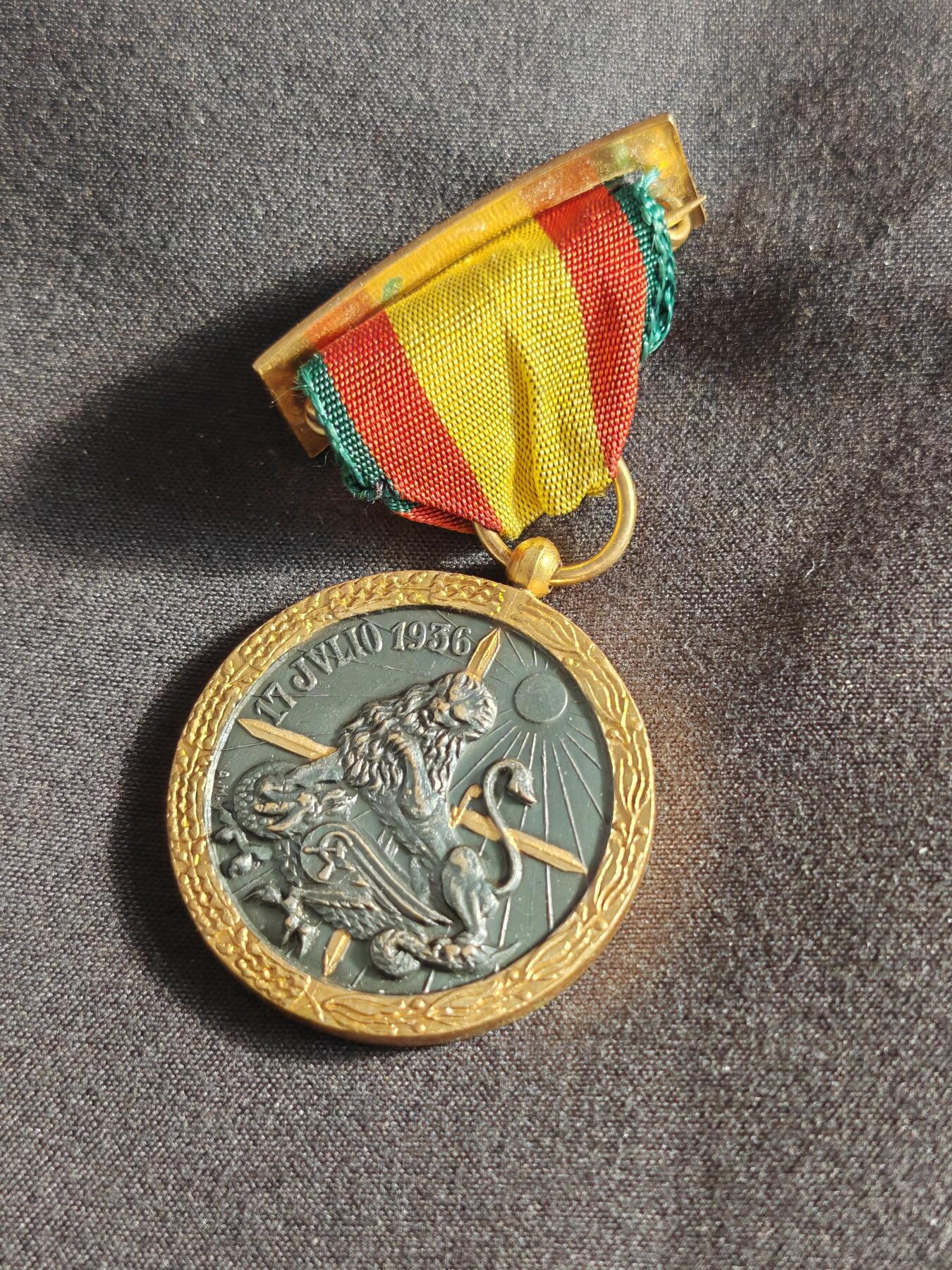 时顺第二十五拍 西班牙内战奖章，授予自1936年起参与西班牙内战的反布派士兵，特殊绿边后勤绶带