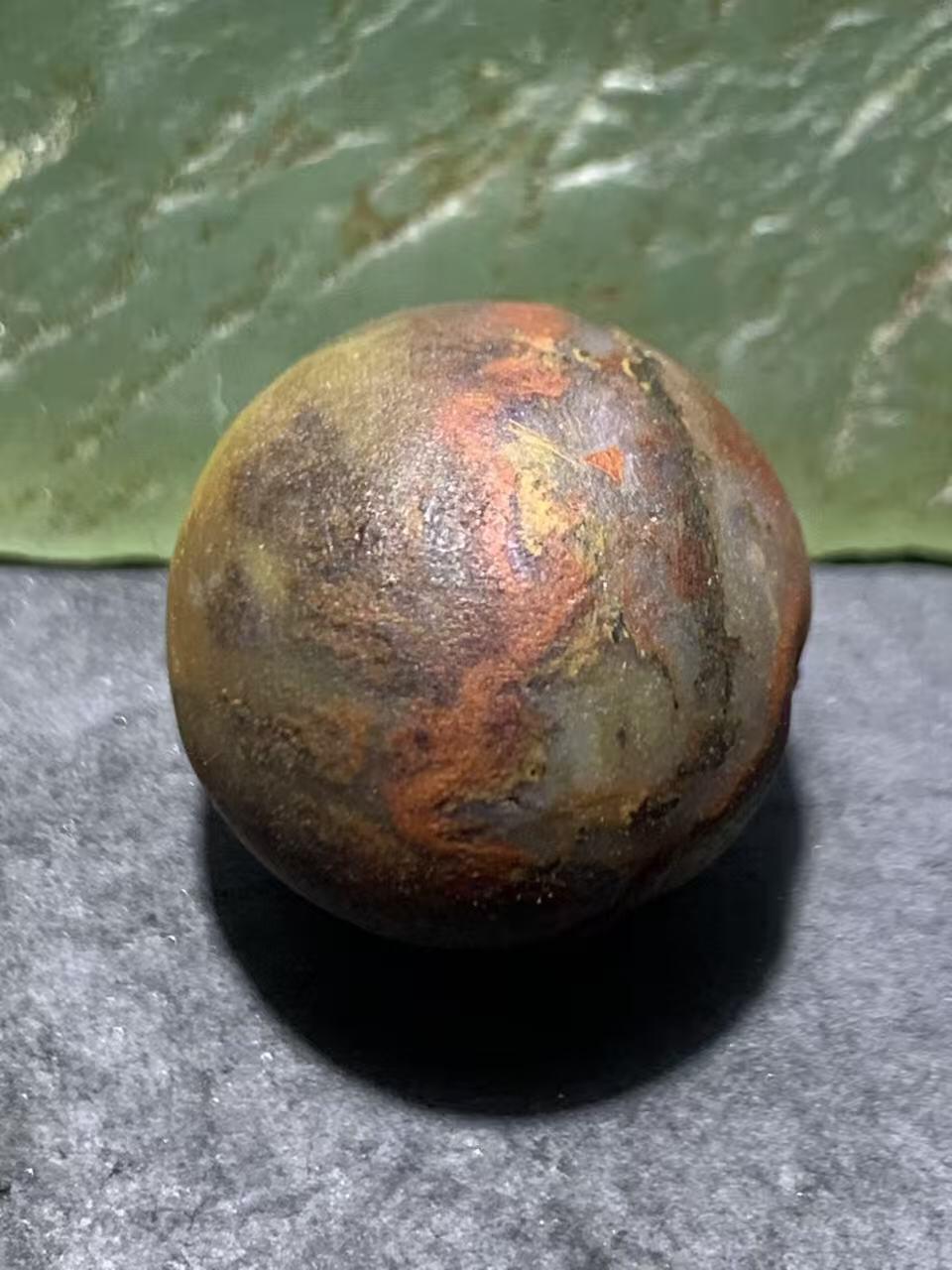 精美亚光草花纹战国红玛瑙手工雕刻蝶恋花随形珠一颗！