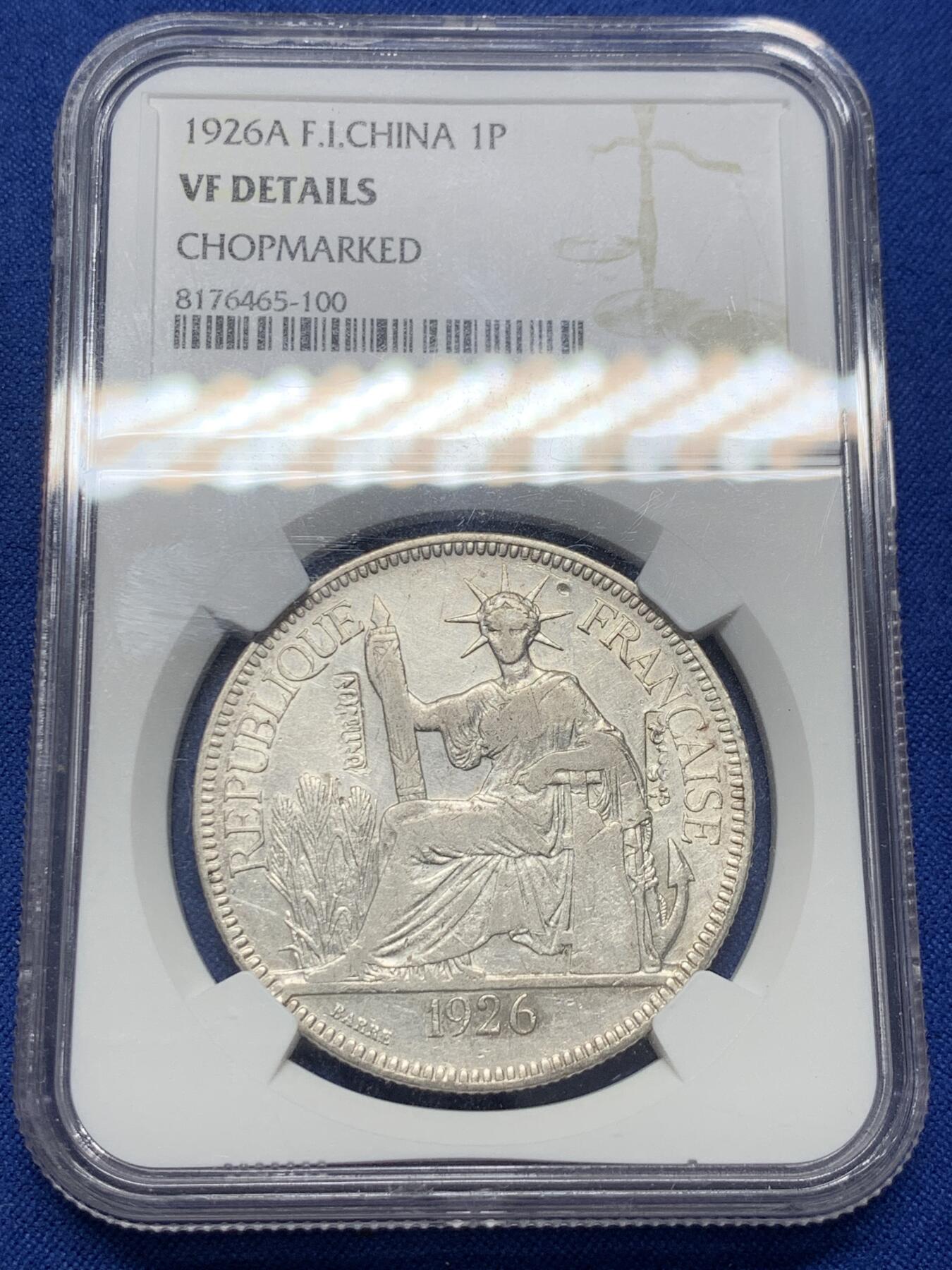 《竞宝斋》第438场 周日，周一，周二 3场连拍 （全场包邮） NGC VFD 法属印支1926坐洋1P银币 值得注意的是币面的戳 包含多国的文字戳 国内十分罕见 不容错过