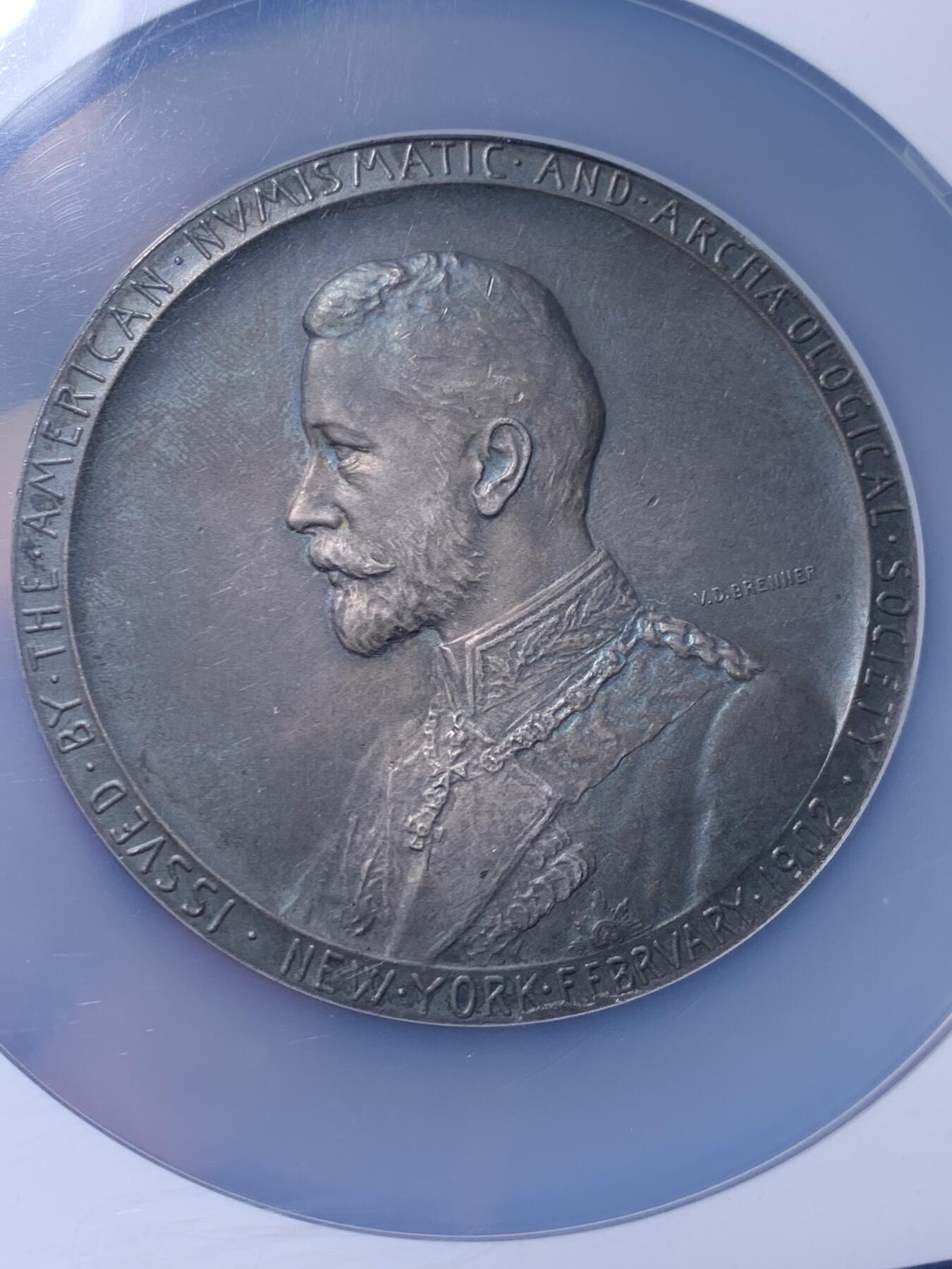 《竞宝斋》第438场 周日，周一，周二 3场连拍 （全场包邮） NGC MS64 美国1902年纪念德国普鲁士王子访问纪念大银章。尺寸69.7MM，拿在手里沉甸甸。正面为中老年身穿戎装的普鲁士王子，背面为代表商业繁荣的墨丘利身处云层中看向西方。在背面的右下角还有代表美国的盾徽和普鲁士的鹰徽连在一起。不管是王子人像面还是墨丘利面都雕刻的极其繁复。发行量301枚，matte工艺，入盒首见。