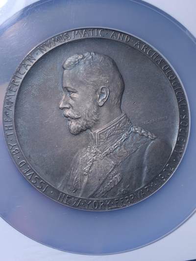 《竞宝斋》第438场 周日，周一，周二 3场连拍 （全场包邮） NGC MS64 美国1902年纪念德国普鲁士王子访问纪念大银章。尺寸69.7MM，拿在手里沉甸甸。正面为中老年身穿戎装的普鲁士王子，背面为代表商业繁荣的墨丘利身处云层中看向西方。在背面的右下角还有代表美国的盾徽和普鲁士的鹰徽连在一起。不管是王子人像面还是墨丘利面都雕刻的极其繁复。发行量301枚，matte工艺，入盒首见。