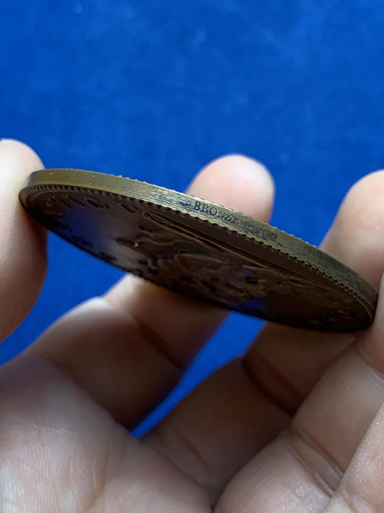 《竞宝斋》第438场 周日，周一，周二 3场连拍 （全场包邮） 法国16世纪瓦伦蒂诺公爵夫人戴安娜纪念大铜章，背面拉丁文翻译为“不是以武力战胜了胜利者”。带BRONZE边铭，20世纪初后铸，直径52.4mm，重量58.5g。