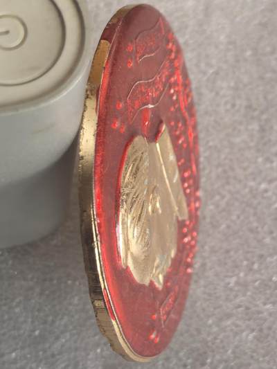 综合藏品场.喜欢出价就得！无套路无托.诚信惠友交友！自动快拍. 咏梅 毛主席像章直径约63MM保真包老.编号280033