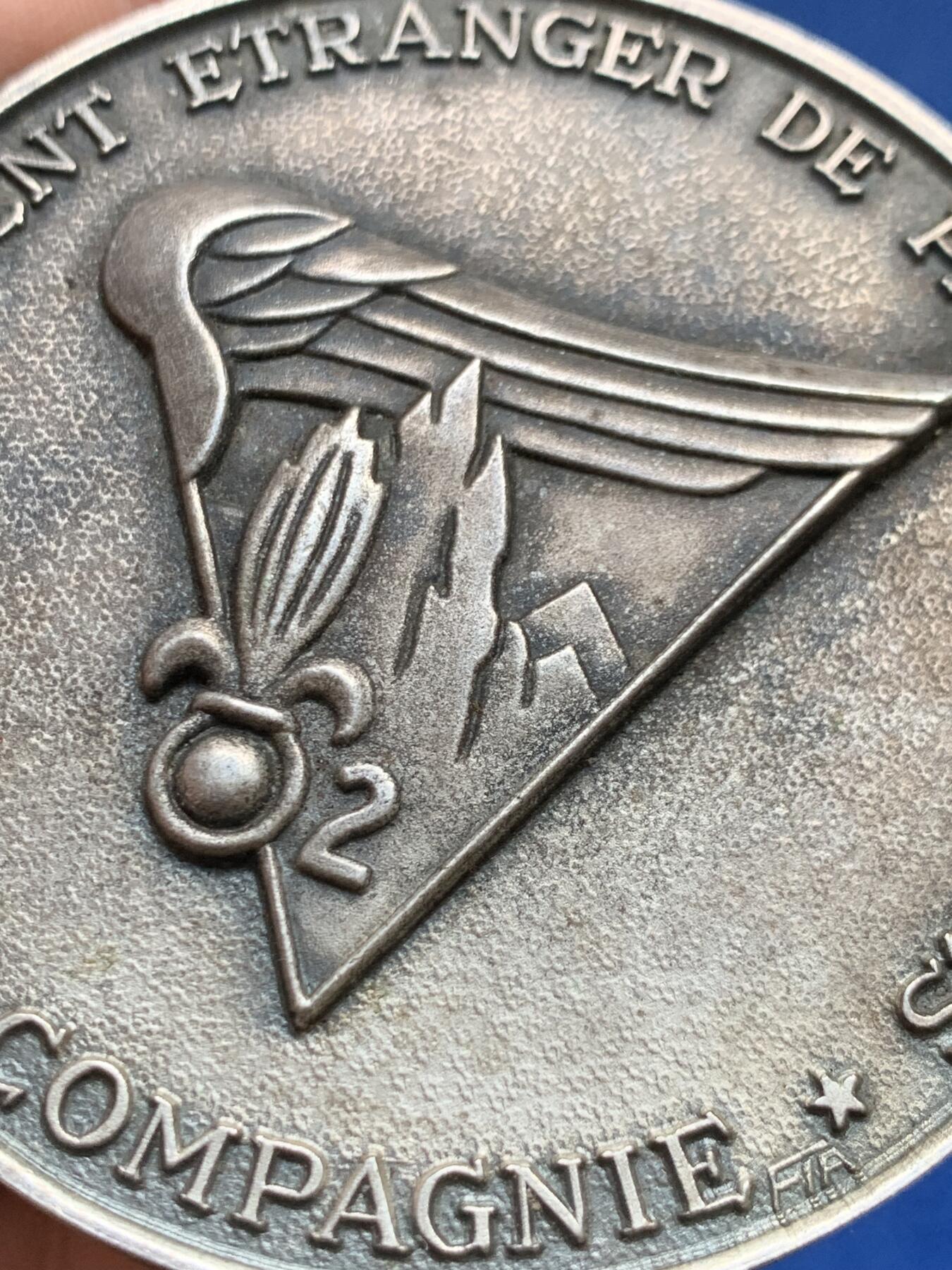 《竞宝斋》第438场 周日，周一，周二 3场连拍 （全场包邮） 法国空军第2伞降团第2连镀银大铜章，少见背刻实名+带边铭，尺寸巨大厚重，直径72.8mm，重量156.1g。