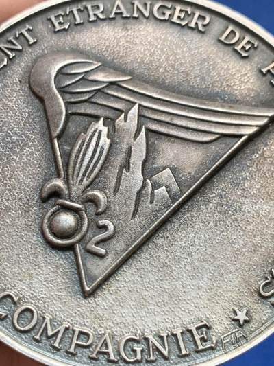 《竞宝斋》第438场 周日，周一，周二 3场连拍 （全场包邮） 法国空军第2伞降团第2连镀银大铜章，少见背刻实名+带边铭，尺寸巨大厚重，直径72.8mm，重量156.1g。