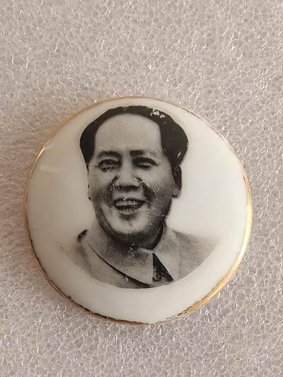 综合藏品场.喜欢出价就得！无套路无托.诚信惠友交友！自动快拍. 毛主席像章直径约40MM保真包老..编号280050