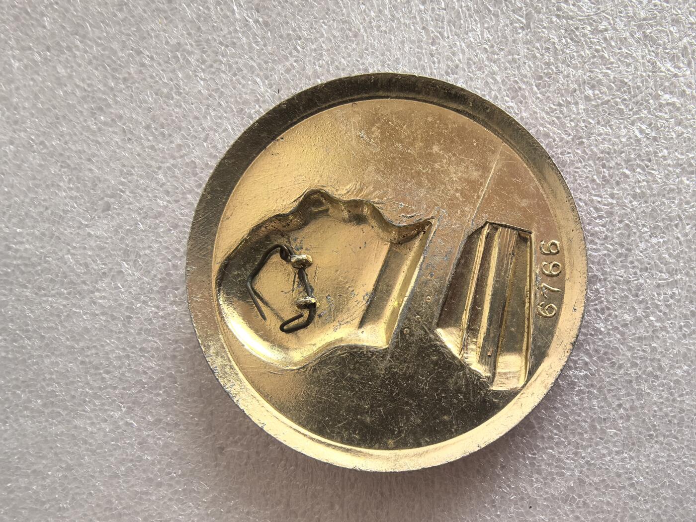 红色像章专场.包老包真.文革时期.实图拍摄.特价惠友 毛主席像章直径约66MM 编号280001