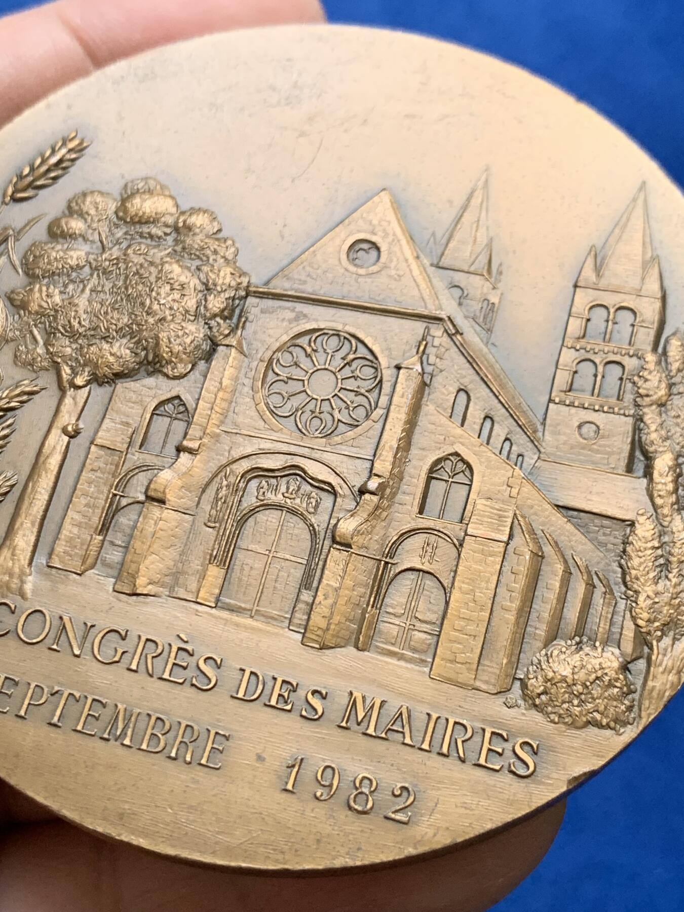 《竞宝斋》第438场 周日，周一，周二 3场连拍 （全场包邮） 法国城市建筑大铜章 直径71.6mm 重量177.5g 1982 丰饶角铜标