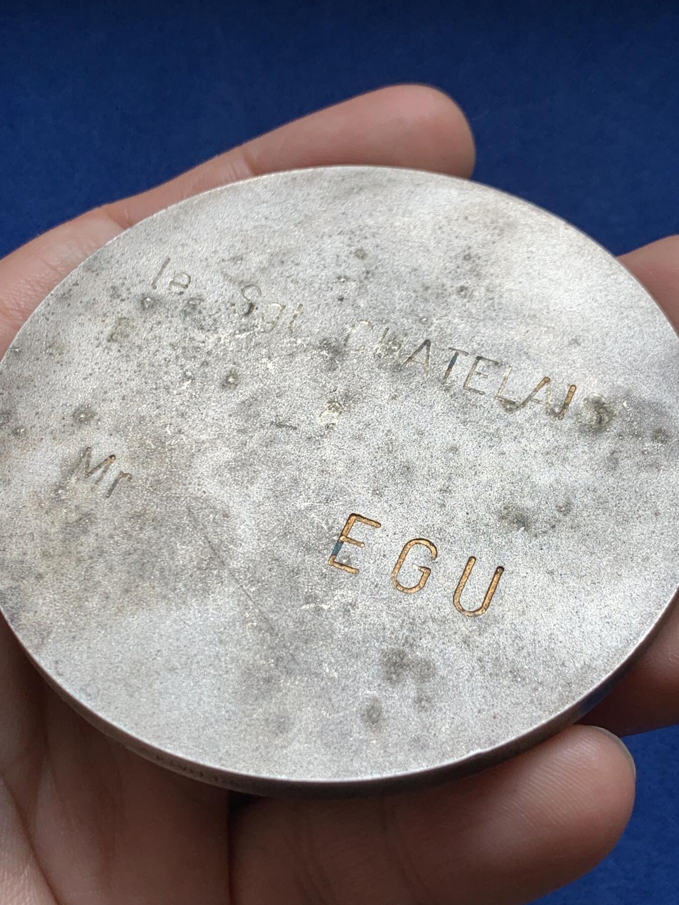 《竞宝斋》第438场 周日，周一，周二 3场连拍 （全场包邮） 法国空军第2伞降团第2连镀银大铜章，少见背刻实名+带边铭，尺寸巨大厚重，直径72.8mm，重量156.1g。