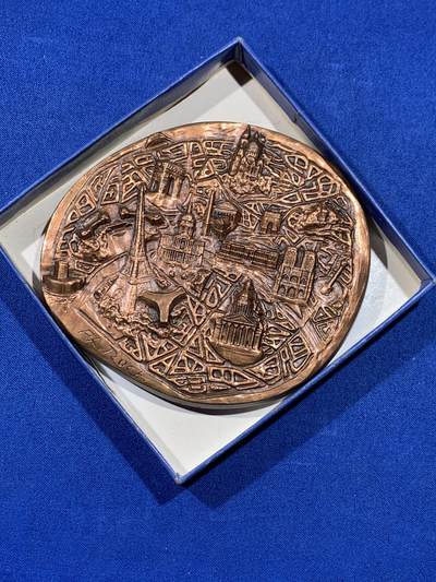 《竞宝斋》第438场 周日，周一，周二 3场连拍 （全场包邮） 1978年法国异形铜章，最宽处约95.7mm，重443克。边铭：1978丰饶角cuivre ，盒装，法国景观，双面高浮雕，非常有创意的设计，正反面是巴黎的著名建筑，重要时间点。背面巴黎市徽上，城市格言'Fluctuat nec mergitur' 源自拉丁语，字面意思是“被浪击打但不沉没”。