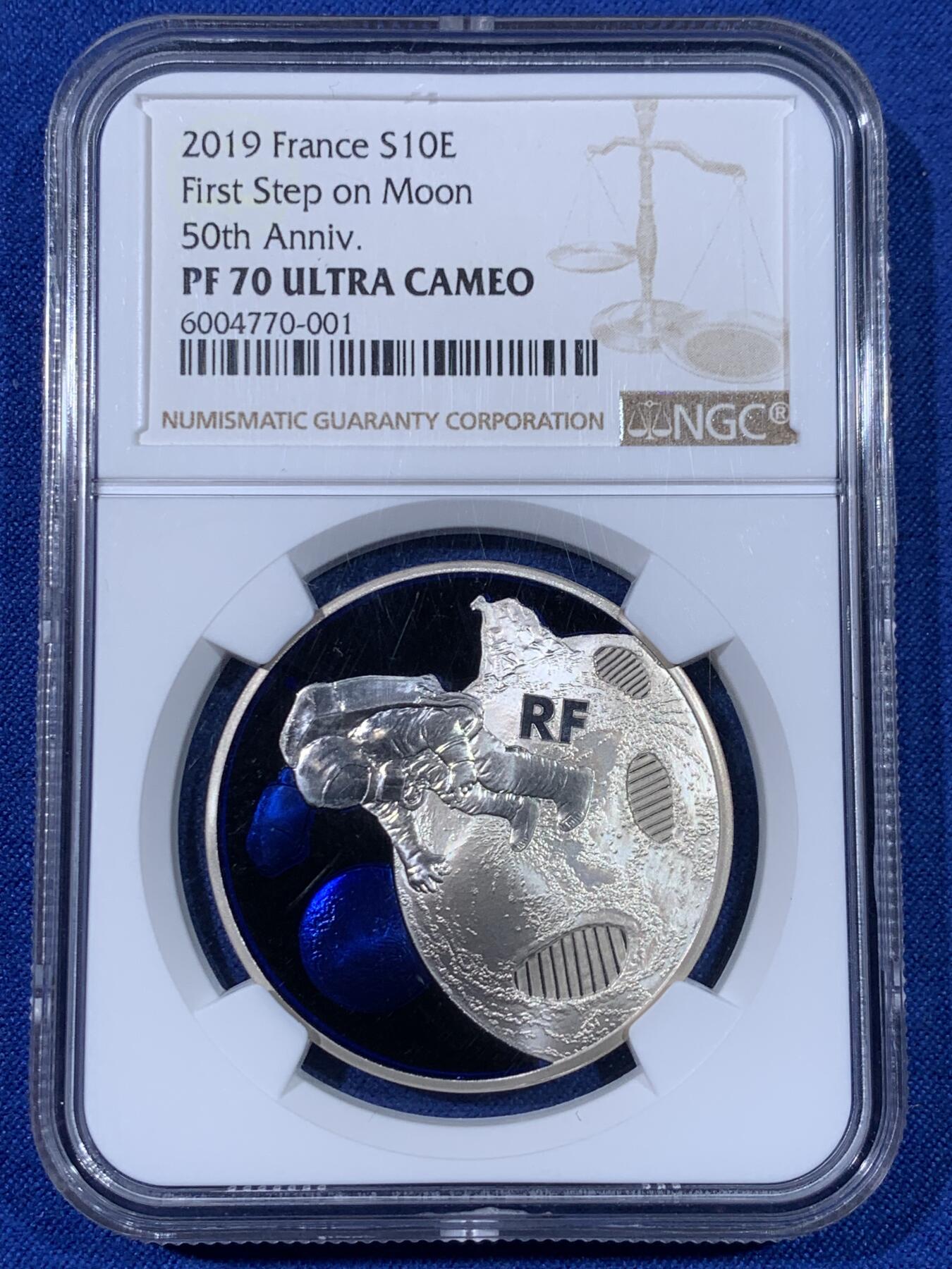 《竞宝斋》第438场 周日，周一，周二 3场连拍 （全场包邮） 四枚一组 NGC PF70UC 2019年登月50周年银币 美国阿波罗11号1美元精制纪念银币 黑盒 首期（克劳斯2021年世界硬币大赛最佳时事币，26.73克重，999纯银，币径38.1MM）+ 法国彩色树脂双面镶嵌10欧精制纪念银币（17.3克900银，币径37MM，限量5千枚）+ 奥地利夜光荧映20欧精制纪念银币（22.4克重，925银，币径34MM，限量发行3万枚，盒证齐全）+ 澳大利亚阿