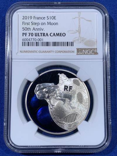 《竞宝斋》第438场 周日，周一，周二 3场连拍 （全场包邮） 四枚一组 NGC PF70UC 2019年登月50周年银币 美国阿波罗11号1美元精制纪念银币 黑盒 首期（克劳斯2021年世界硬币大赛最佳时事币，26.73克重，999纯银，币径38.1MM）+ 法国彩色树脂双面镶嵌10欧精制纪念银币（17.3克900银，币径37MM，限量5千枚）+ 奥地利夜光荧映20欧精制纪念银币（22.4克重，925银，币径34MM，限量发行3万枚，盒证齐全）+ 澳大利亚阿